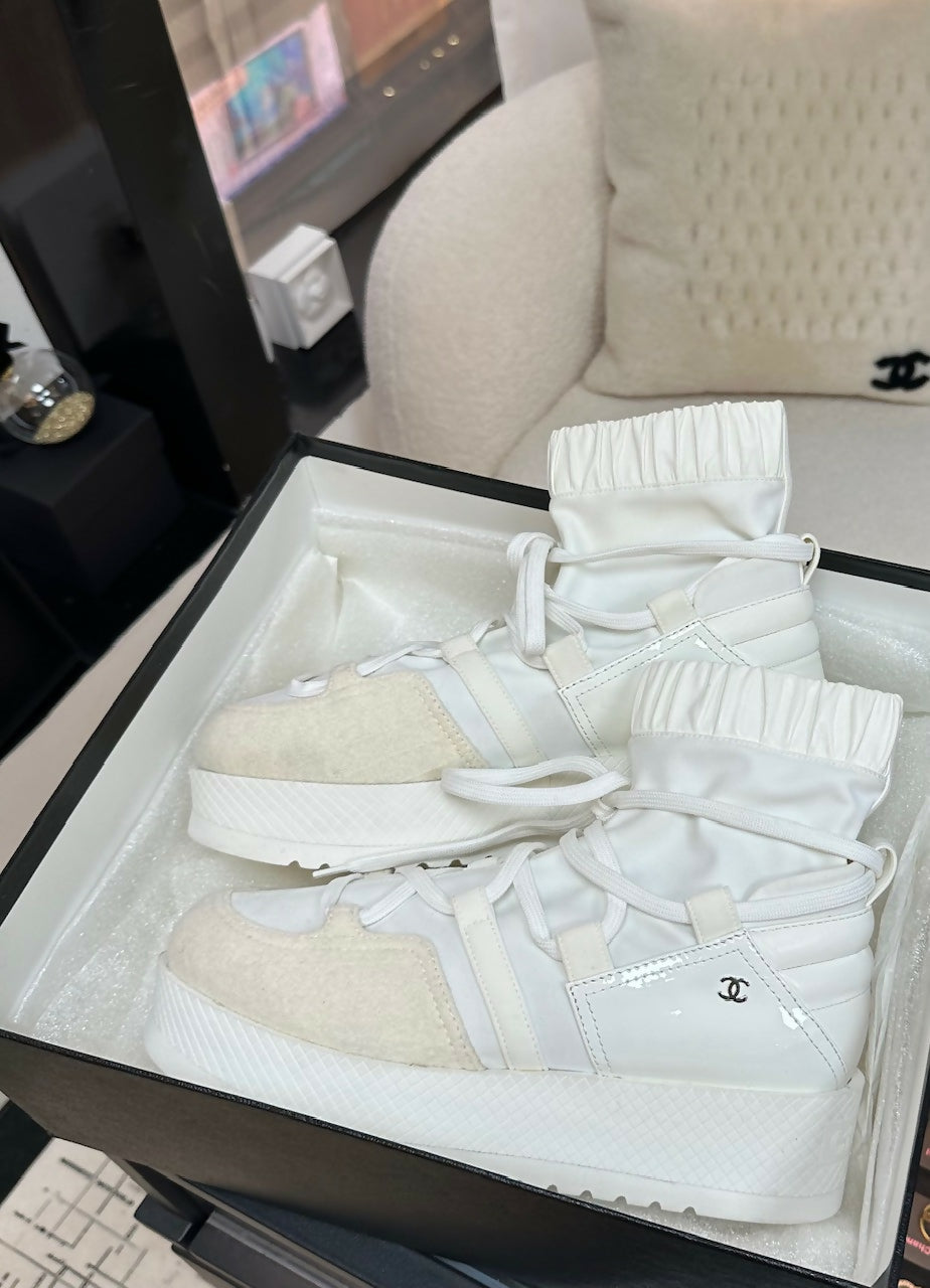 Chanel Shoes 38 Tweed and Leather Cream White Boots