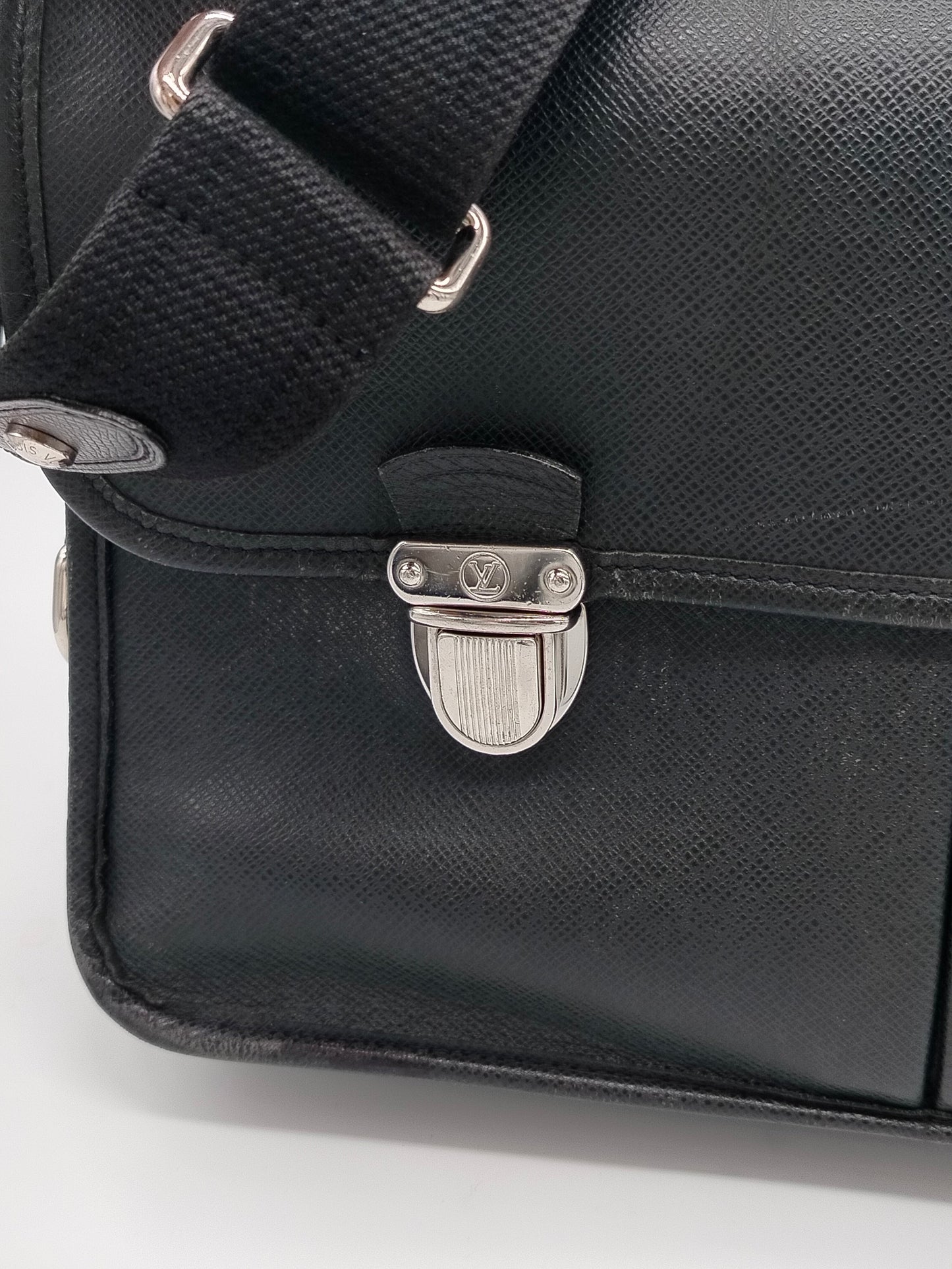 Louis Vuitton Taiga Alexei Messenger Bag - '00s