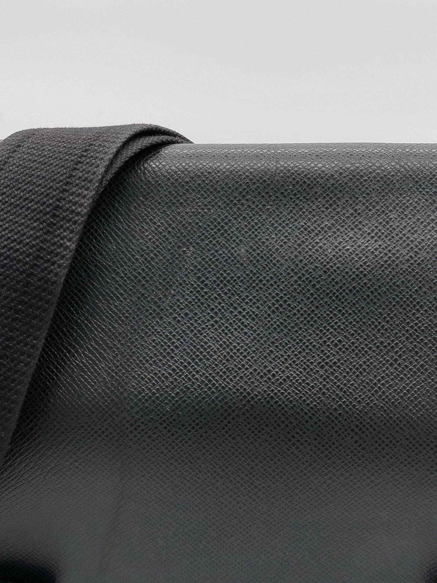 Louis Vuitton Taiga Alexei Messenger Bag - '00s