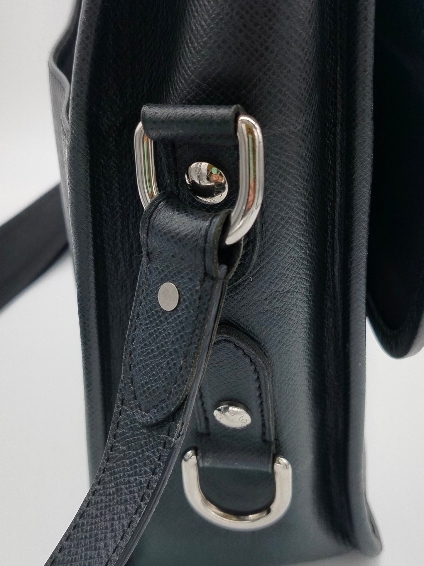 Louis Vuitton Taiga Alexei Messenger Bag - '00s