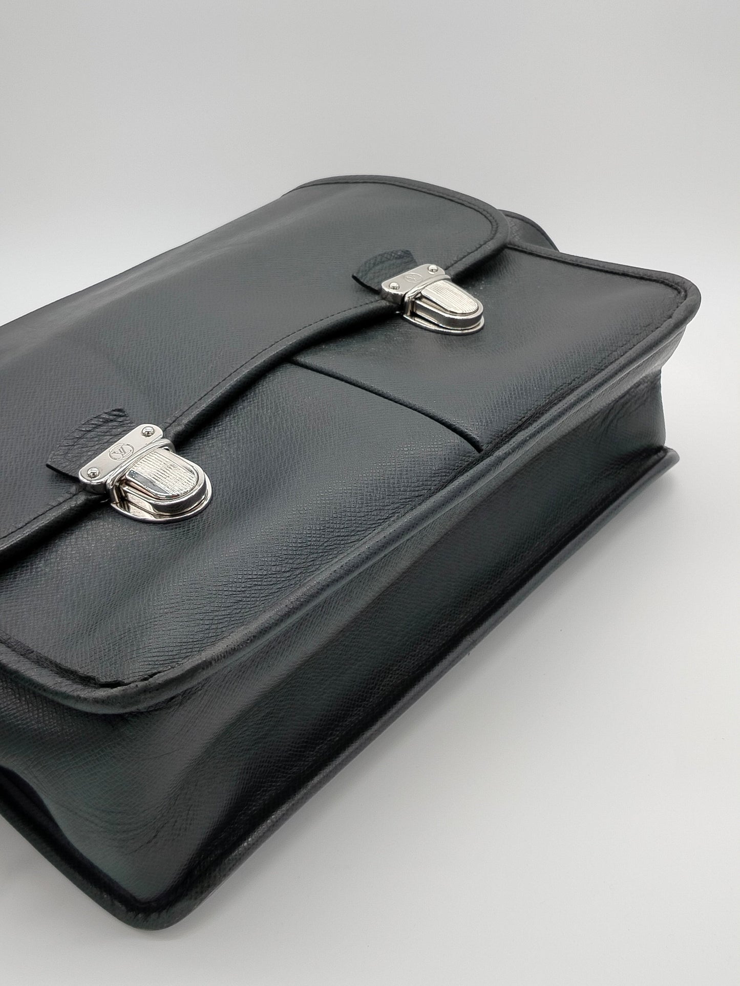 Louis Vuitton Taiga Alexei Messenger Bag - '00s