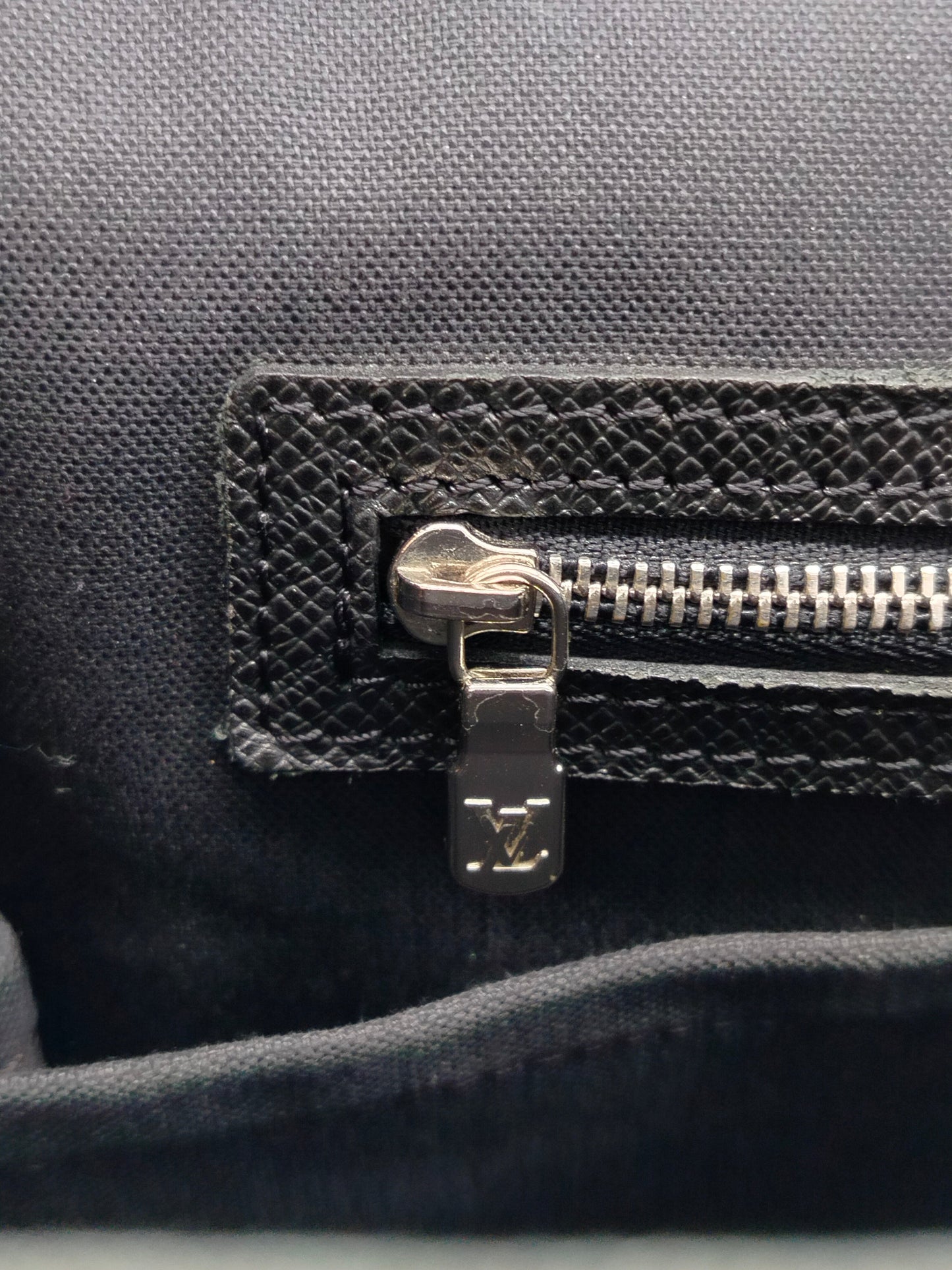 Louis Vuitton Taiga Alexei Messenger Bag - '00s